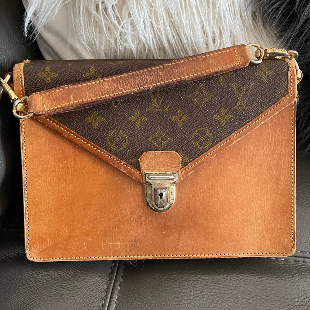 *RARE* Vintage *Collector’s Item* Louis Vuitton Shoulder Bag Clutch Handle